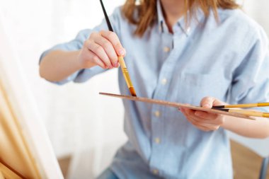 Güzel genç kadın ressam iş başında