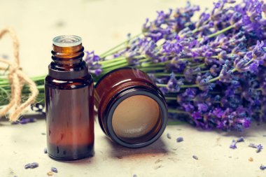 Aromaterapi yağ ve lavanta