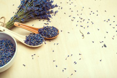 Kuru lavantalar kaşığı