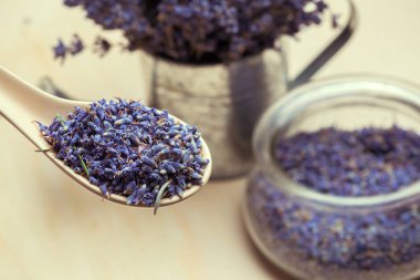 Masanın üzerine kurutulmuş lavanta