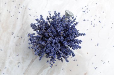 Masanın üzerine kurutulmuş lavanta