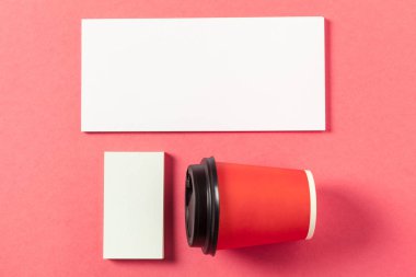 Pembe renkli bir arka plan üzerinde boş kağıt parçaları