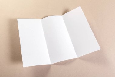 Bej renkli bir arka plan üzerinde boş kağıt parçaları için alay et