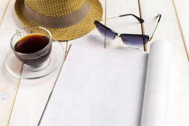 Mock-up dergi ya da ahşap bir masa üzerinde kataloğu.