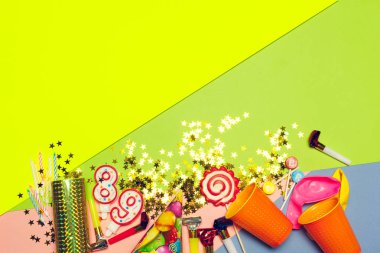 Festival Partisi dekor ve renkli arka plan üzerinde konfeti