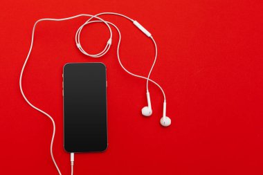 Kulaklık ve cep telefonu ile fotoğraf çalışma masası yaratıcı düz yatıyordu