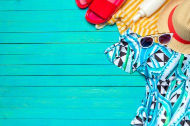 Renk ahşap arka plan üzerinde mayo ile kompozisyon