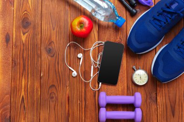 Fitness kavramı ile spor ayakkabı, halter