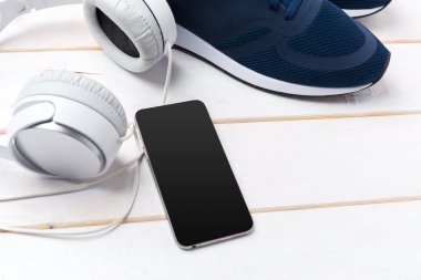 Spor ayakkabı ve cep telefonu kulaklık