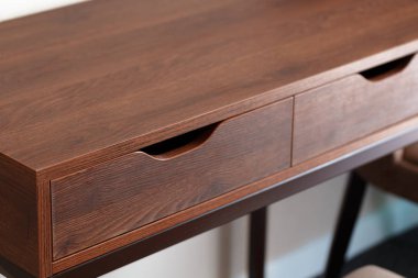 Ahşap komodinde. Modern Tasarımcısı