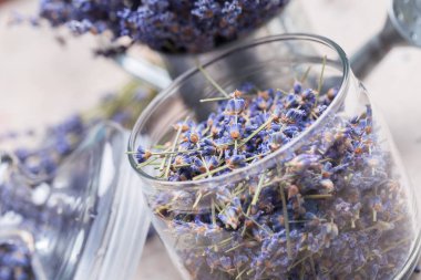 Masanın üzerine kurutulmuş lavanta