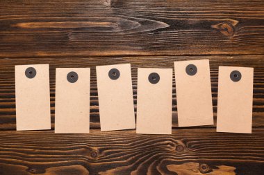 boş kağıt sayfalarının üstünde okul sırası, görünümü Kapat