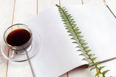 Mock-up dergi ya da ahşap bir masa üzerinde kataloğu.