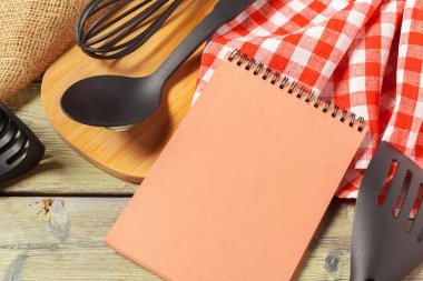 Masa örtüsü, kopya alanı tablo açılan not defteri ve mutfak aletleri boş sayfa