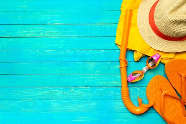 Plaj düz yatıyordu aksesuarları. Üstten görünüm