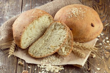 ahşap masa arka plan üzerinde pişmiş ekmek