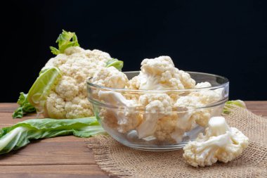 Ahşap arka plan üzerinde organik karnabahar