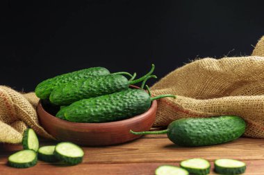 Salatalık ahşap arka plan üzerinde görünümü kapatın