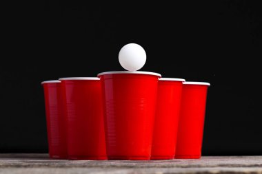 Ahşap masa üzerinde oyun Beer Pong