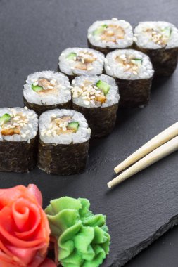 Japon Restoran, sushi siyah arduvaz plaka üzerinde rulo..
