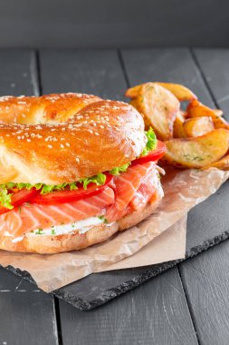 Hamburger kayrak bir tabak patates kızartması ile