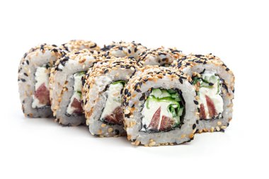 Suşi beyaz arka planda izole edilmiş..