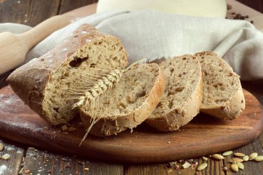 ahşap masa arka plan üzerinde pişmiş ekmek