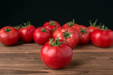 ahşap zemin, üzerine domates görünümü kapatın