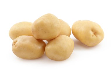 Patatesler beyaz arkaplanda izole