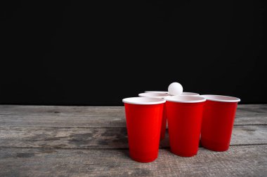 Ahşap masa üzerinde oyun Beer Pong