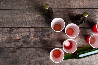 Ahşap masa üzerinde oyun Beer Pong