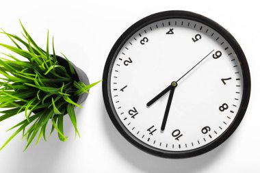 Basit klasik siyah ve beyaz yuvarlak duvar saati