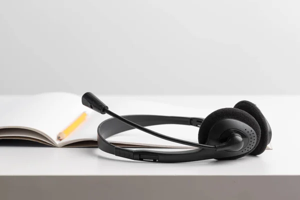 Audio Headset Auf Dem Tisch — Stockfoto