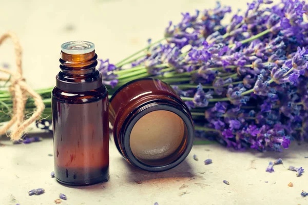 Aromaterapi yağ ve lavanta