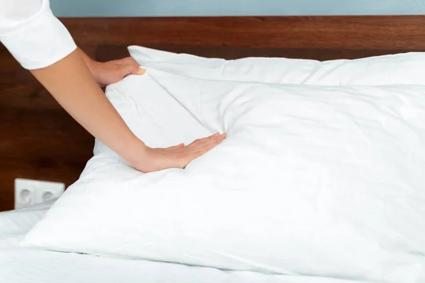 Young Maid Making Bed Hotel Room — Stock Photo, Image