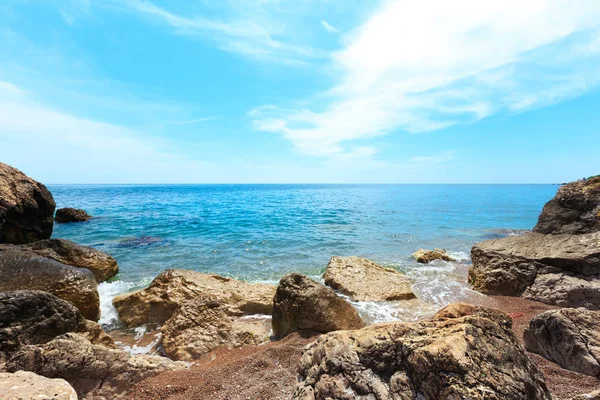 美丽的岩石 海和蓝天的景观 — 图库照片