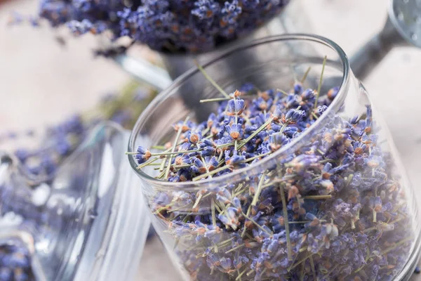 Masanın üzerine kurutulmuş lavanta