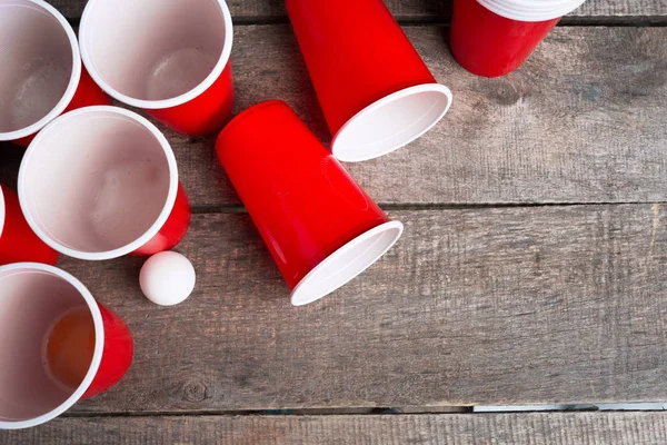 Ahşap masa üzerinde oyun Beer Pong
