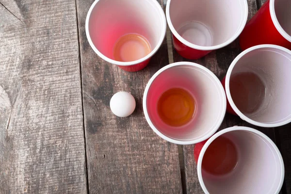 Ahşap masa üzerinde oyun Beer Pong