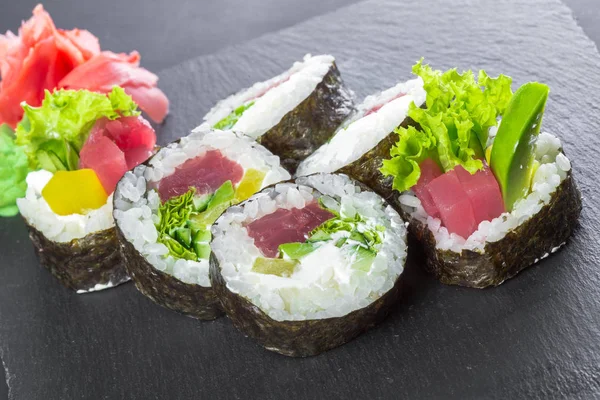 Restaurante Japonés Rollos Sushi Plato Pizarra Negra — Foto de Stock