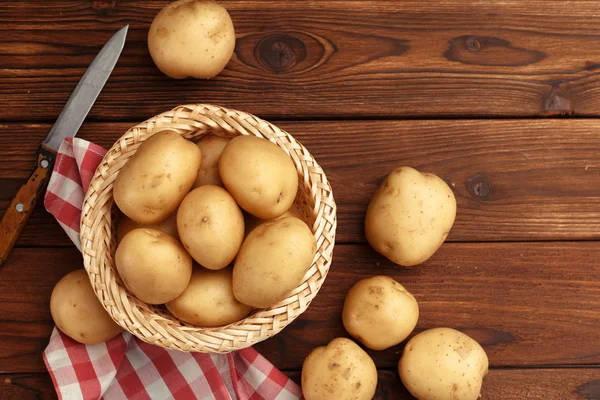 新鲜土豆在篮子桌上 接近的看法 — 图库照片