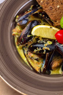 Türk lezzetli pirinç doldurulmuş midye domates ile hizmet veren