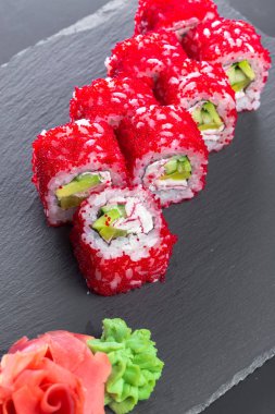 Japon Restoran, sushi siyah arduvaz plaka üzerinde rulo..