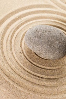 Zen meditasyon stone kumlu zemin üzerine