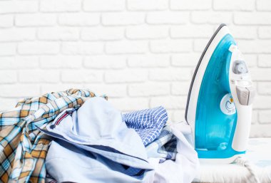 Elektrik demir ve gömlek masada