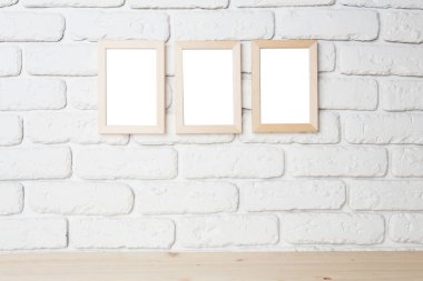 Duvardaki boş siyah resim çerçevesi