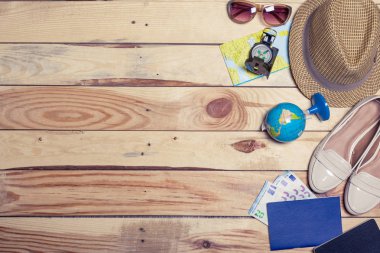 Seyahat için aksesuarlar. Pasaport, fotoğraf makinesi ve seyahat Haritası. Üstten Görünüm. Tatil ve Turizm kavramı