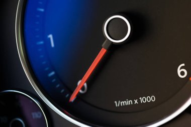 Arabadaki bir hız göstergesine yakın çekim