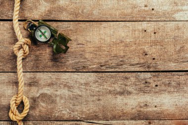 gemi Halatları ve ahşap zemin üzerinde pusula