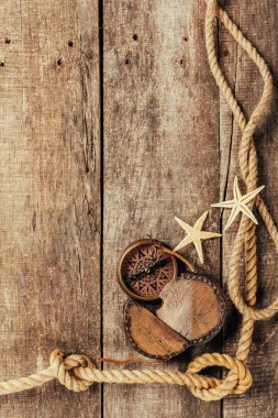 gemi Halatları ve ahşap zemin üzerinde pusula